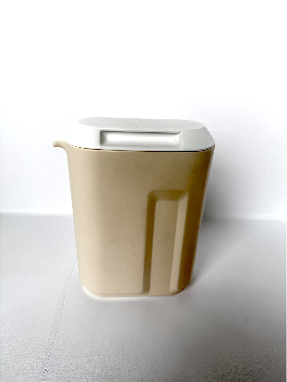 Rubbermaid 1.5 Quart Plastic Pitcher with Lid - Beige and White